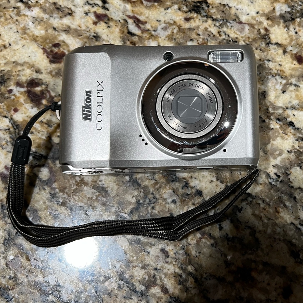 Nikon Coolpix L19 8.0 MP 3.6x Optical Zoom Compact Digital Camera Y2K